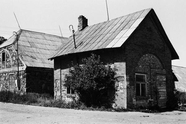 Barklainių dvaro ūkiniai pastatai. Vido Dulkės nuotrauka, 9 dešimtmetis